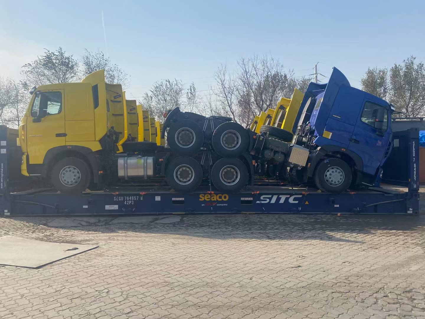 รถแทรกเตอร์รถบรรทุก SINOTRUK HOWO 6 * 4 พร้อมสำหรับการจัดส่งแล้ว