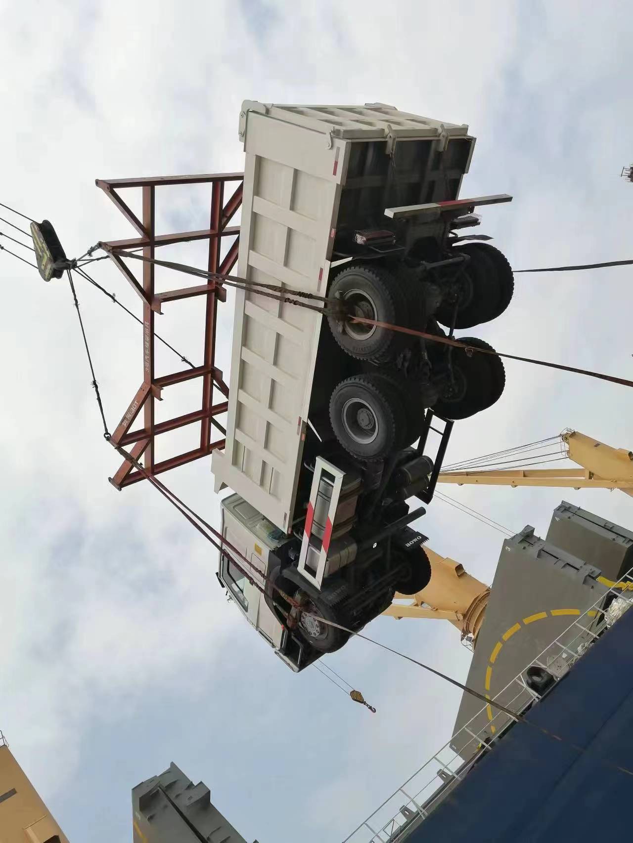 รถบรรทุกดัมพ์ SINOTRUK HOWO 6 * 4 พร้อมสำหรับการจัดส่งแล้ว
