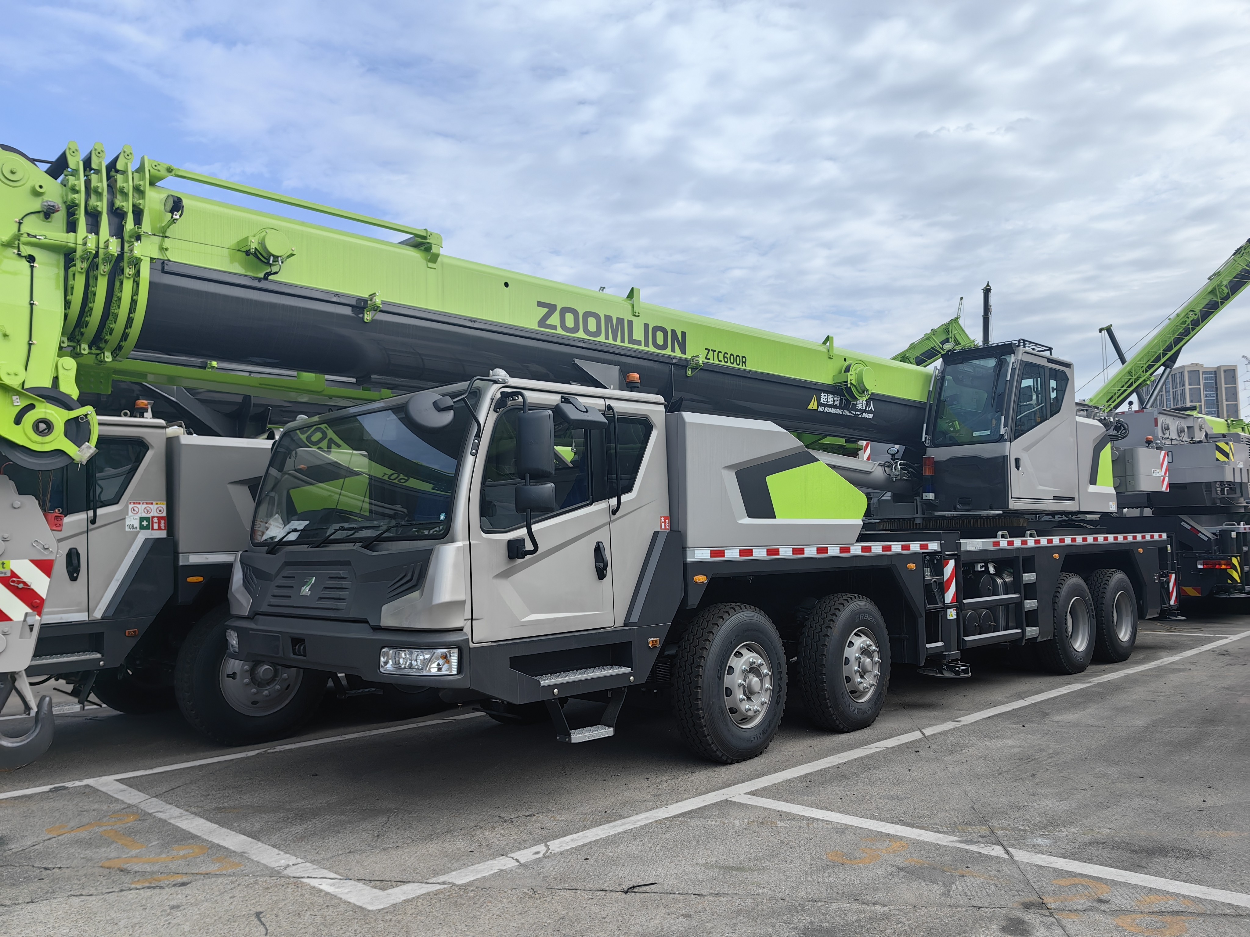 รถบรรทุกรถบรรทุก 60t หนึ่งหน่วยพร้อมสำหรับการจัดส่ง